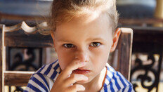 아이들이 코딱지 먹는 이유…정말 ‘천연 예방접종’일까?[건강팩트체크]