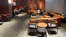 “승무원 30여명 몰려와 짐 놓고가”…광화문 스벅 민폐 논란