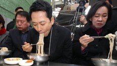 鄭, 김어준 업고 합당 독주 패착… 張, 고성국 등 입김에 ‘절윤’ 외면