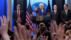 트럼프, 이민단속-관세 ‘양대 정책’ 흔들… “대법관들 美 수치” 맹폭