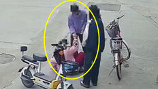 “너 때문에 넘어졌어” 부축해준 학생에 4600만원 청구 논란