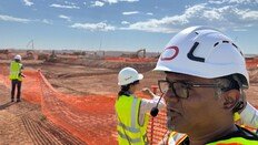 트럼프 720조 ‘스타게이트’ 1년째 표류…오픈AI, 자금난에 ‘급선회’