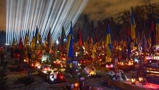 우크라전 4년… 희생자 기리는 ‘추모의 빛’