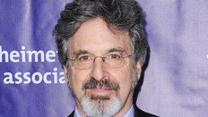 ‘리지 맥과이어’ 배우 로버트 캐러딘 사망…향년 71세