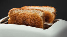 아침 거르고 늦은 저녁식사, 골다공증성 골절 위험 높인다[노화설계]