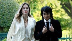 ‘연대생’ 졸리 아들, 이름서 아빠 성 ‘피트’ 뺐다