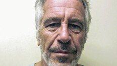 엡스타인 사망, 언론보다 38분 먼저 올린 익명 글…FBI 끝내 못 찾았다