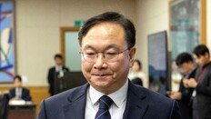 42일된 법원행정처장, ‘사법 3법’ 반발 사의… 與 “曺도 물러나야”