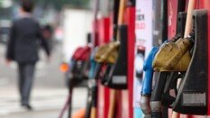 정유사 공급가 올리고, 주유소 사재기… 국제유가보다 빨리 상승
