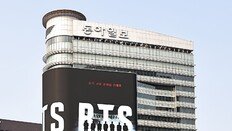 광화문은 벌써 ‘보랏빛’… 아미들, BTS 굿즈 들고 곳곳서 인증샷