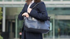 명품백 들었다 승진 누락될라…‘포켓 워칭’ 피하는 사회초년생들
