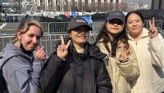 60대 부부도 필리핀 소녀도…아미들 ‘광화문 인증샷’