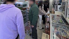 편의점에 ‘미얀마어’ 안내문까지…삼각김밥-보조배터리 ‘불티’