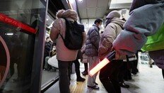 “출근길 지옥철 9호선 급행, 아이 데리고 타지마세요” 갑론을박[e글e글]