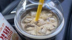 “음료 안 컵홀더 발견” 논란…본사 “매뉴얼 미준수, 재교육” [e글e글]