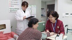 돌봄 필요한 노인, 한번만 신청하면 의료팀 찾아가고 식사 지원