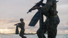 트럼프 “하르그섬 폭파” 거론하며 압박… 이란 “미군 상어밥 될 것”