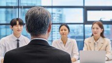 고령자 재취업, 직종 바뀌면 월급 절반까지↓…‘경력 초기화’