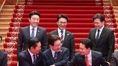 李, 여야 대표에 “요즘도 손 안잡나, 연습 해보세요”