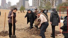 北 나무심기 행사서 고위간부 ‘명품 패딩’…애국 메시지와 괴리