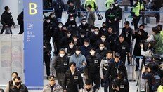 ‘송민호파’ ‘크리스파’ 57명 캄보디아서 송환…사기 피해액 539억