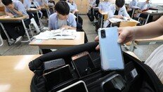 교내 스마트폰 없애도 성적 안 올랐지만…“점심시간에 아이들 다시 대화”