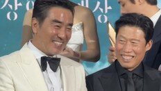 “조치원 비데 공장 기억난다”…류승룡·유해진 30년 만에 ‘백상’ 대상