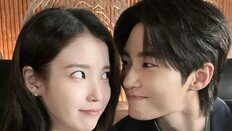아이유·변우석, 초밀착 투샷 …‘21세기 대군부인’ 비하인드 공개