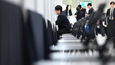 “나만 붙어서 미안해”…‘취업 생존’해도 우울한 Z세대들