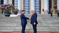 習 악수때 손 위로, 트럼프는 팔 툭툭 ‘기싸움’… 中황제가 제사 지내던 톈탄공원 함께 둘러봐