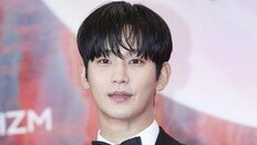 배우 김수현, 1년 만에 활동 재개…가세연 구속 송치 후 7월 첫 광고 촬영