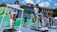 광장서 하늘 보며 트레드밀… “젊게 사는 ‘웰니스’ 배웠어요”