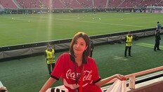 권은비, 붉은 티셔츠에 청치마 응원룩 “대한민국 가자”