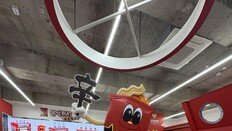 “내 얼굴 넣은 너구리까지”…성수동 ‘신라면 분식’ 직접 가보니