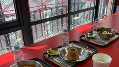 “볶음너구리 왜 한국엔 없죠?”…성수서 맛본 ‘라면의 변주’ [리뷰로그]
