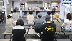 취업자 줄었는데 실업급여는 왜 감소할까…‘구직 포기·사각지대’