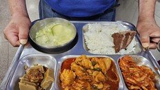 밥 위 케이크가 조롱거리?…노숙인 무료급식에 악성 댓글 눈살