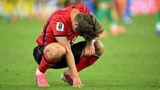 질질 끌려가다, 땅 치고… 이게 축구냐, 가슴 치고
