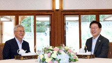 文 “대통령 건강은 공공재” 李 “흔들리던 이빨은 괜찮나”