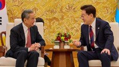 트럼프 러브콜에… 김정은, 무더기 미사일로 몸값 높이기