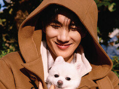 엄태구, 반려견 엄지와 화보 ‘아빠 미소’ 가득