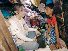 김재중, 필리핀 아이 손 꼭 잡았다 “다시 꼭 만나고 싶어”