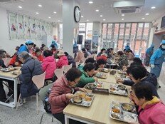 임영웅 닮은 팬들, 도시락으로 영웅 되다