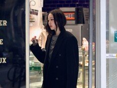 파리 중심에서 포착된 노윤서·애니, 손끝 스타일이 달랐다