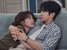 ‘신혼’ 최우식♥정소민, 달달하네…소파 위 껌딱지 포옹 (우주메리미)
