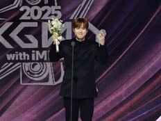 빅크, 2025 KGMA서 엑소 수호에 ‘글로벌 스타상’ 전달