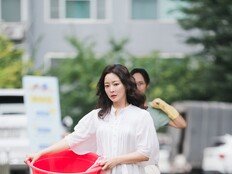 김희선, 완판녀로 돌아왔다…벼룩시장서 ‘억대 쇼호스트’ 모드 폭발