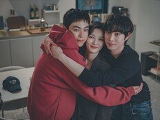 김유정, 두 남배우 사이서 포개져 있네…화기애애 (친애하는X)