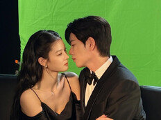 김유정 웨딩화보, ‘친X’ 남편과 입맞춤 직전…‘사패’ 눈빛