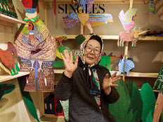 아이유 스카프 두른 ‘제주 할망’…싱글즈가 포착한 인생의 봄날